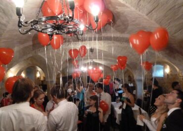 130608 Hochzeit Burg Wildenau Ballons Gewölbesaal
